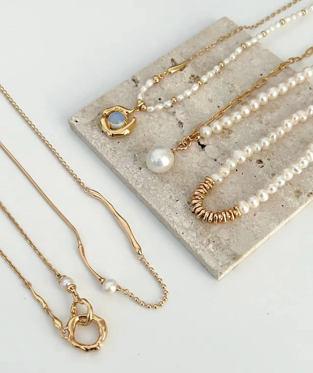 CELESTE Statement pearl necklace with moonstone pendant